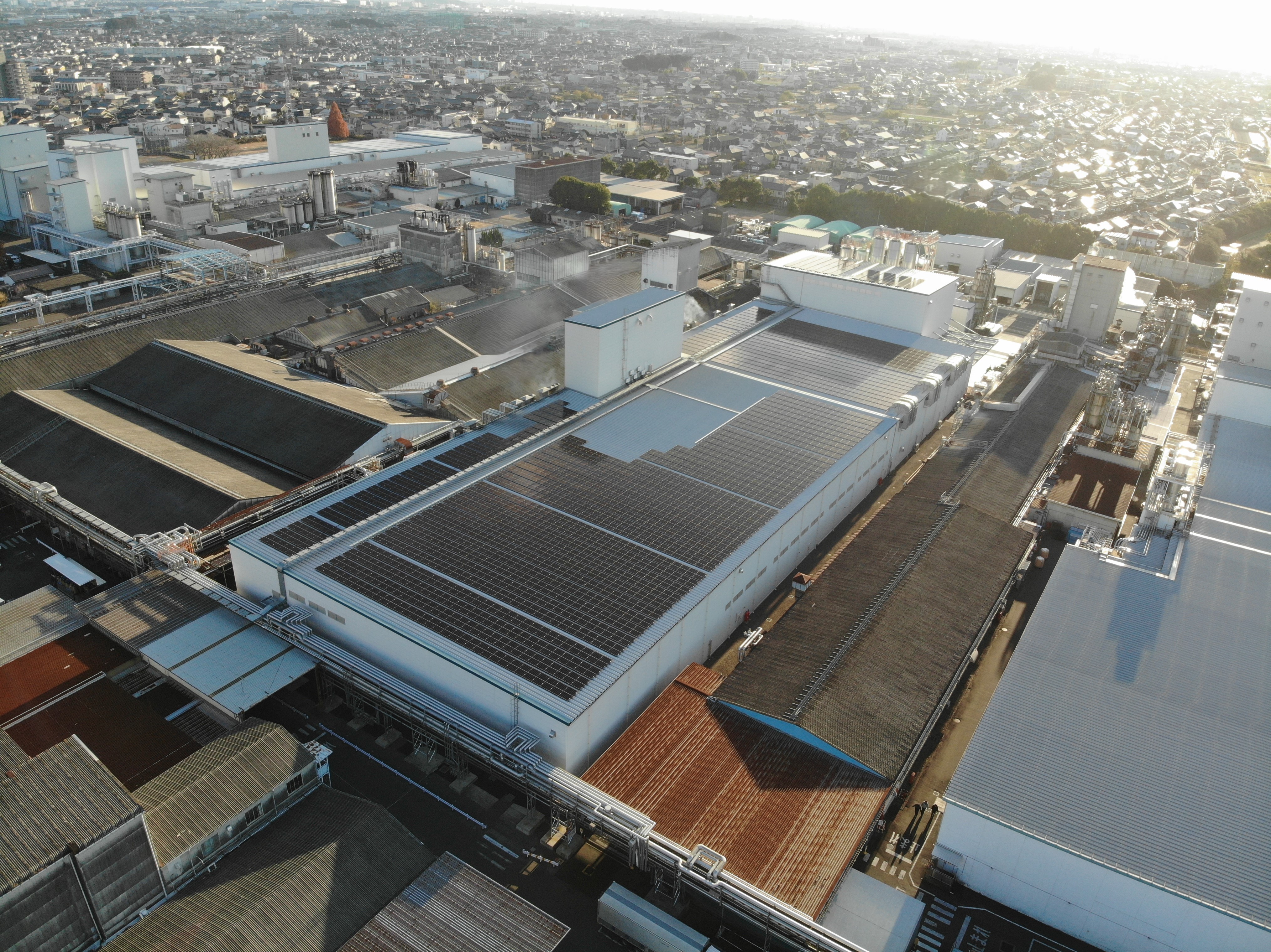 Solar panels with a rated output of 900kW were installed on the rooftop of Inuyama Plant in fiscal 2025.