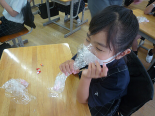 Students experienced smell differences in an odor leakage experiment.