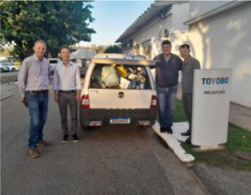 Toyobo Group employees with relief supplies